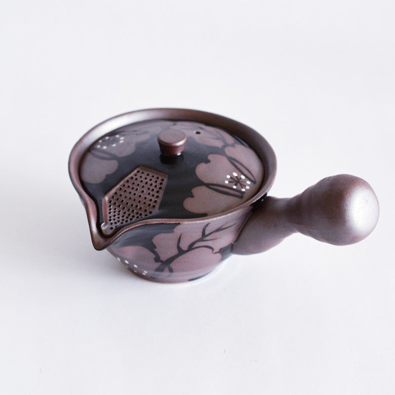 茶葉をすりつぶす際に安定するよう、どっしりと落ち着いたフォルムになっています