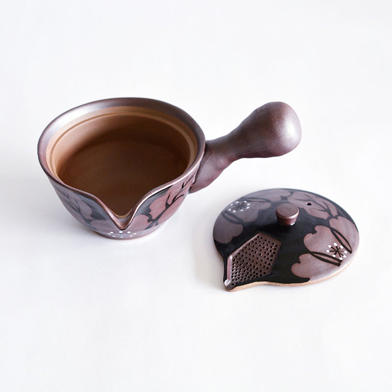 蓋を外すと口が大きく開いているため、茶葉の出し入れや内部の洗浄が簡単です