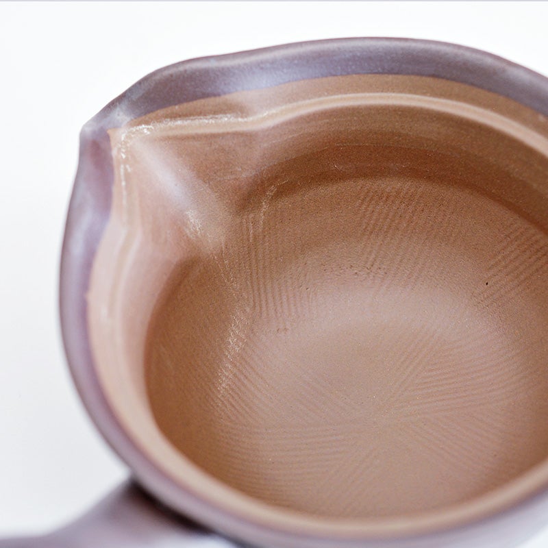 茶葉をすりつぶせるすり鉢状になっています