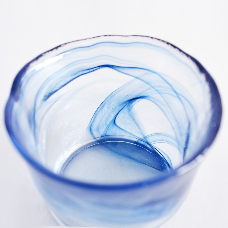 水面にインクを落としたような、瑞々しい奥行きのあるブルーのラインが魅力です