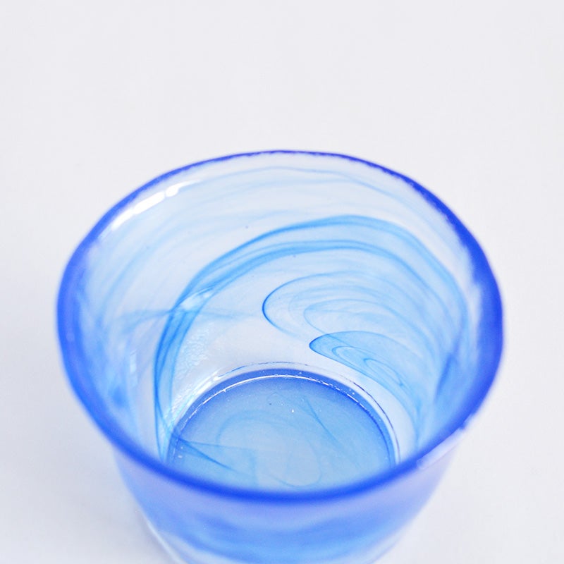 水面にインクを落としたような、瑞々しい奥行きのあるブルーのラインが魅力です