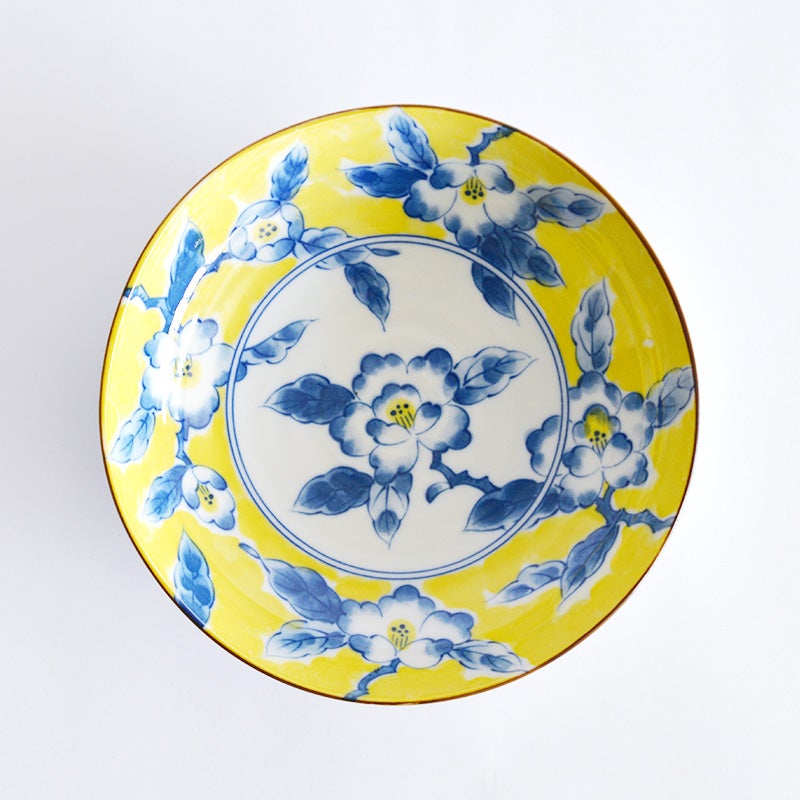 椿の花を大胆かつ繊細なタッチで描いています