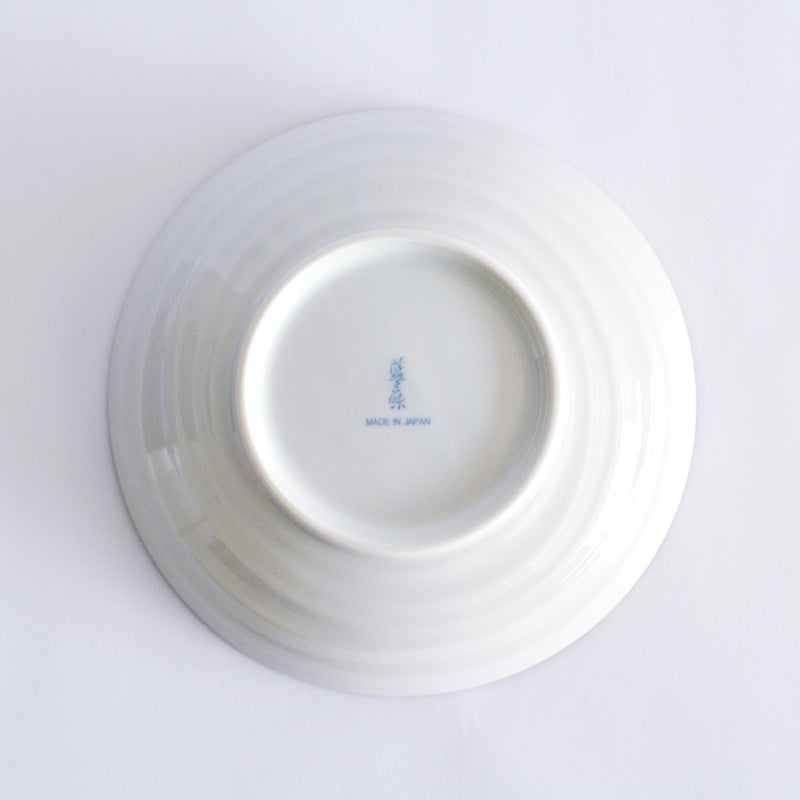 主菜皿としても、数人で分ける盛皿としても使いやすい大きさです