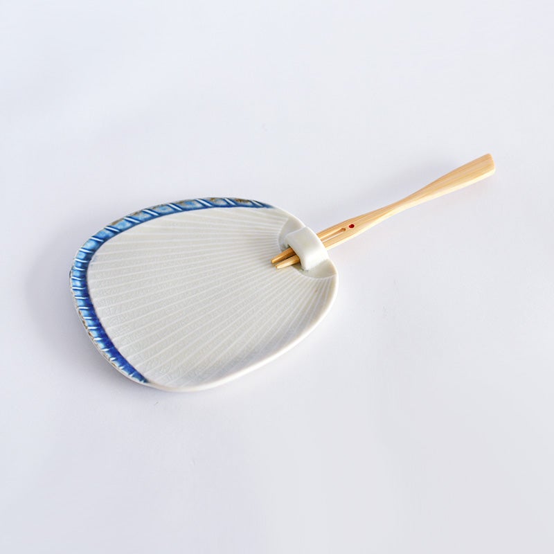 日本の夏の象徴である「うちわ」をリアルに再現した遊び心のあるデザインです