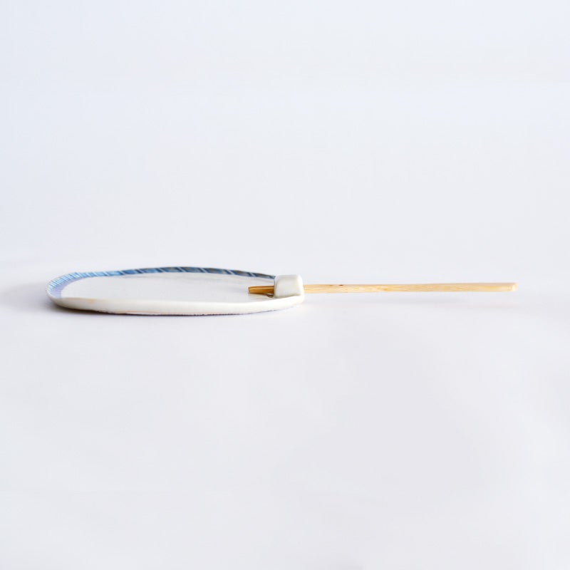 皿の穴にフォークを差し込むことで、うちわの「柄」が完成するスマートな設計です