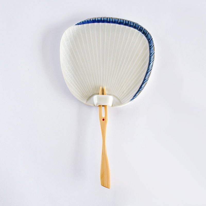 約11cm四方の小皿サイズで、和菓子やカットフルーツを乗せるのに最適です