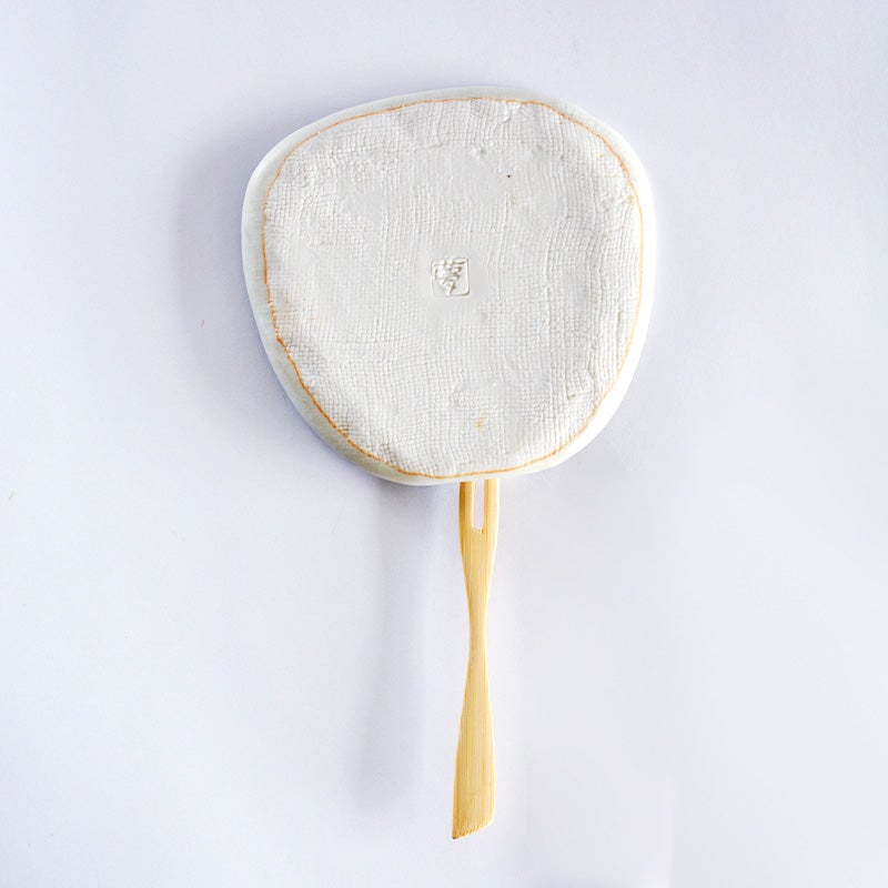 裏面は素焼き状になっています