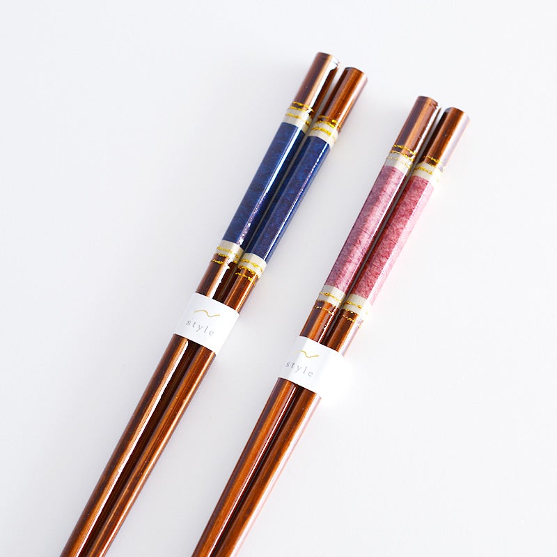 深みのあるマーブルカラーにゴールドのリングを効かせた、ジュエリーのような輝きを放つお箸です