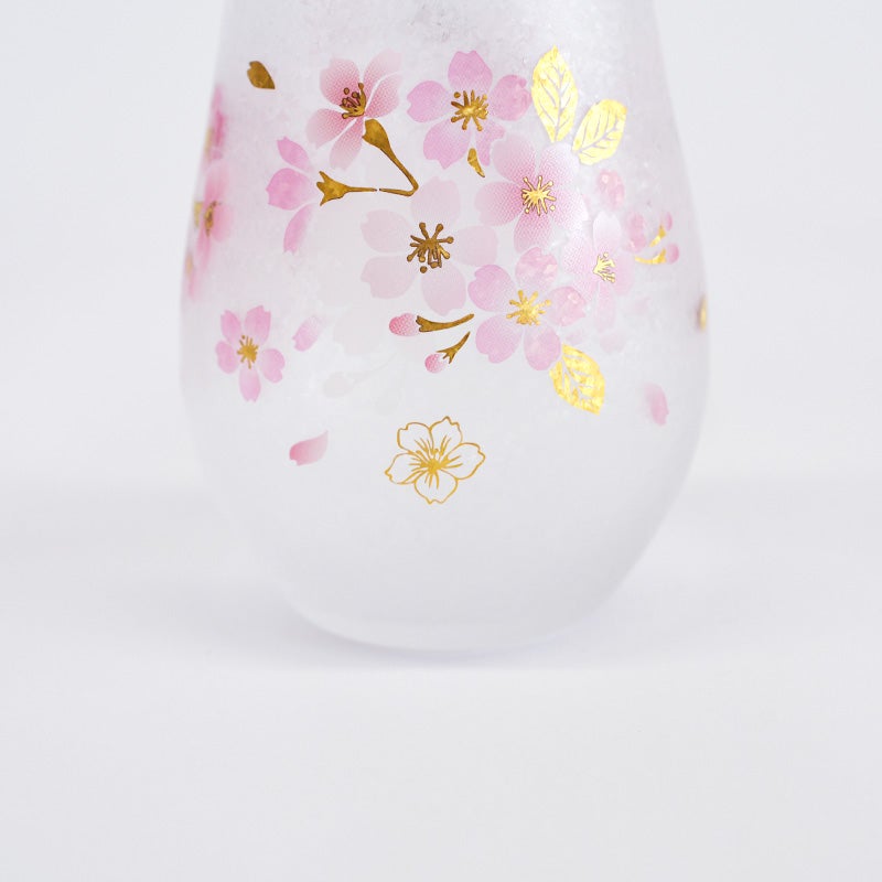 花びら一枚一枚のグラデーションが水彩画のように滑らかに表現されています