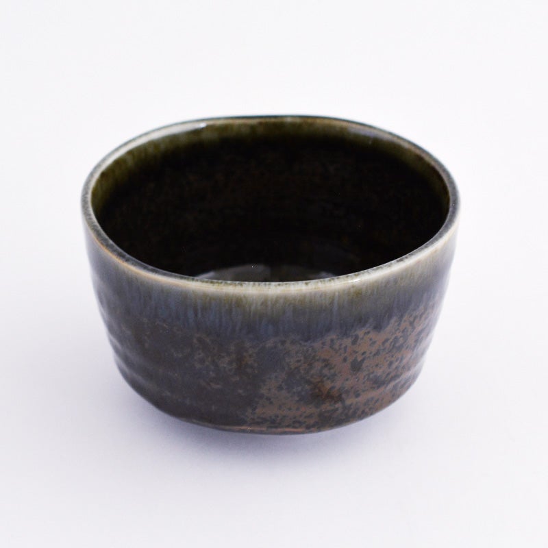 良質な陶土が放つ土のぬくもりを感じる器です