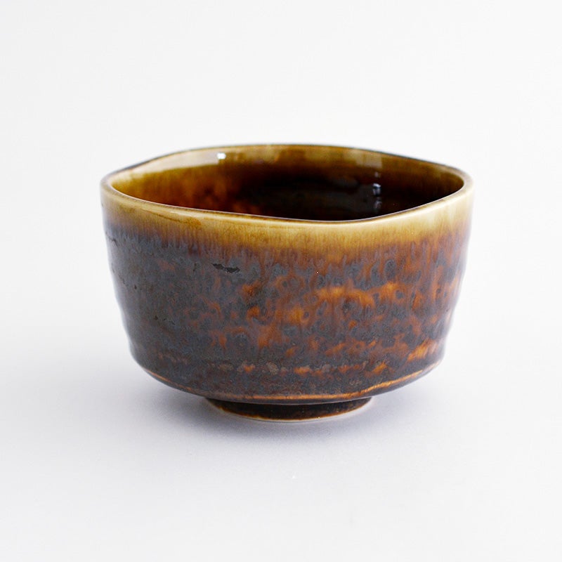 飴色や茶褐色が複雑に混ざり合い、深みと渋みのある落ち着いた色合いです