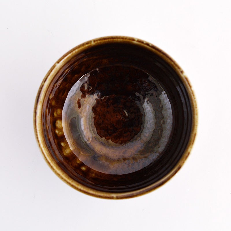 器の渋い茶褐色と、お抹茶の鮮やかな緑色が美しく引き立て合います