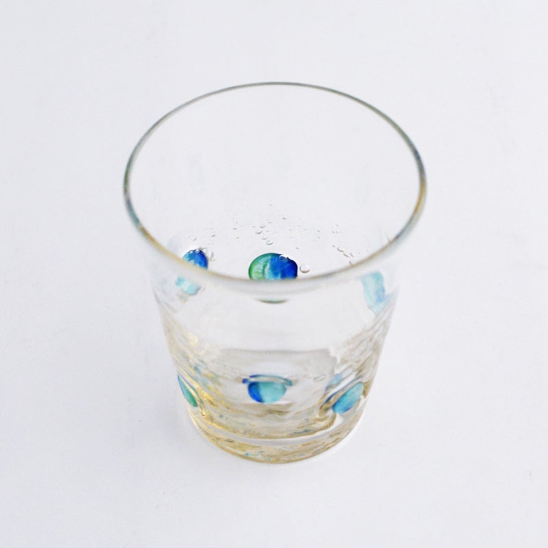 薄茶色いグラデーションと青い水玉が、涼しげで澄んだ世界観を演出します
