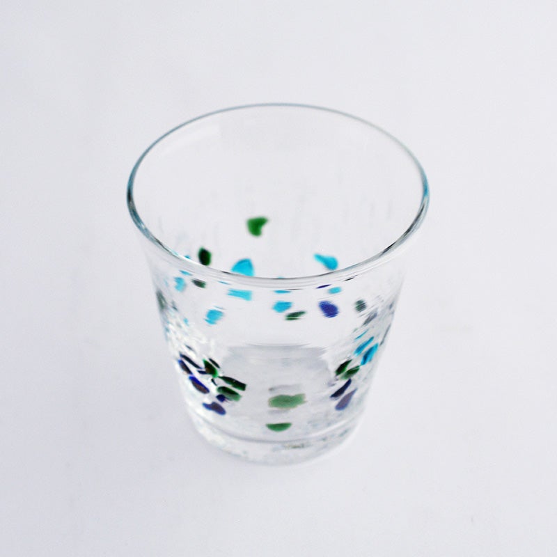 青や緑、紫などのカラフルなガラスの粒が散りばめられた、華やかなデザインです