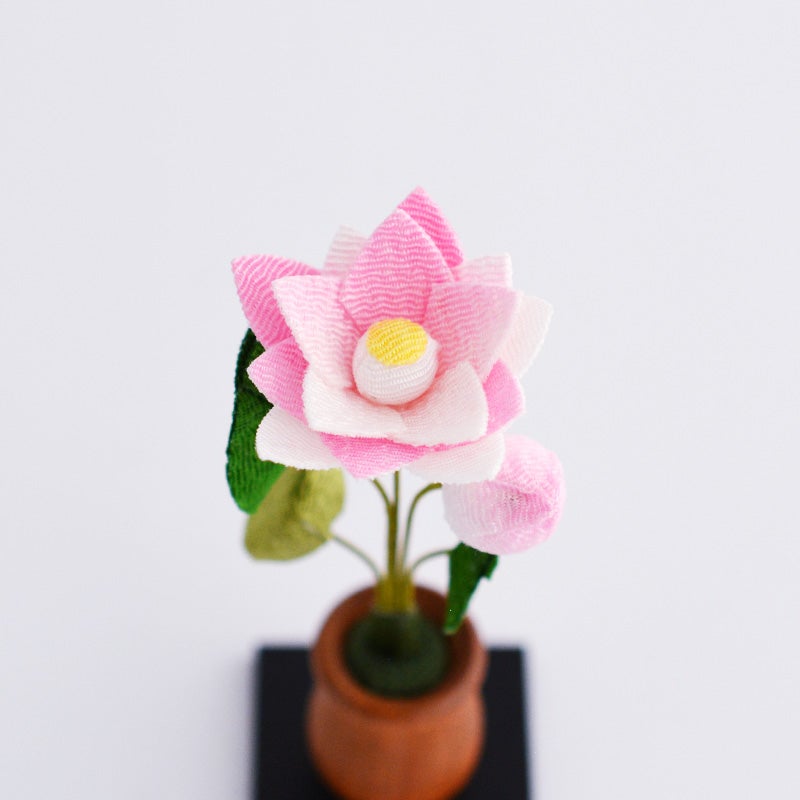 花びらの反りや葉の丸みなど、細部まで手作業で繊細に表現されています