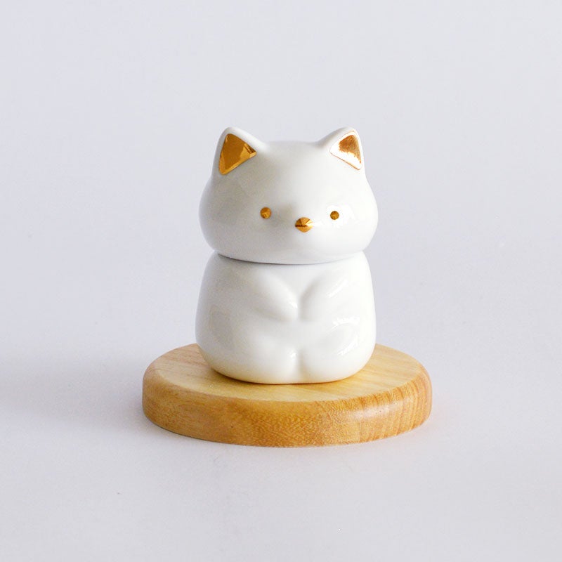 ちょこんと座った姿が愛らしい、温かみのある陶器製のミニ骨壷