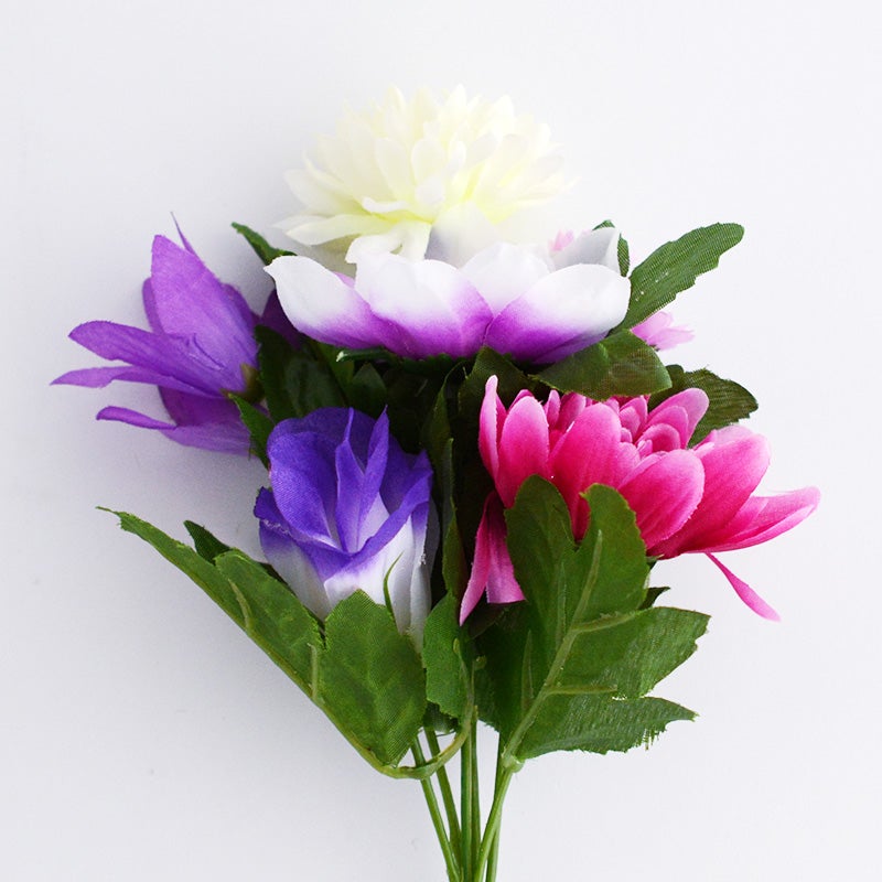 お手入れ不要でいつでもきれいなお花をお供えしておけます