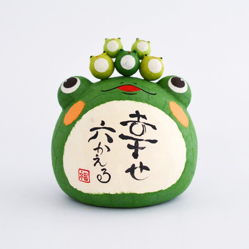 お腹の文字やカエルたちの目元などはすべて手描きのため、1点ごとに微妙に表情が異なる手仕事の風合いを楽しめます