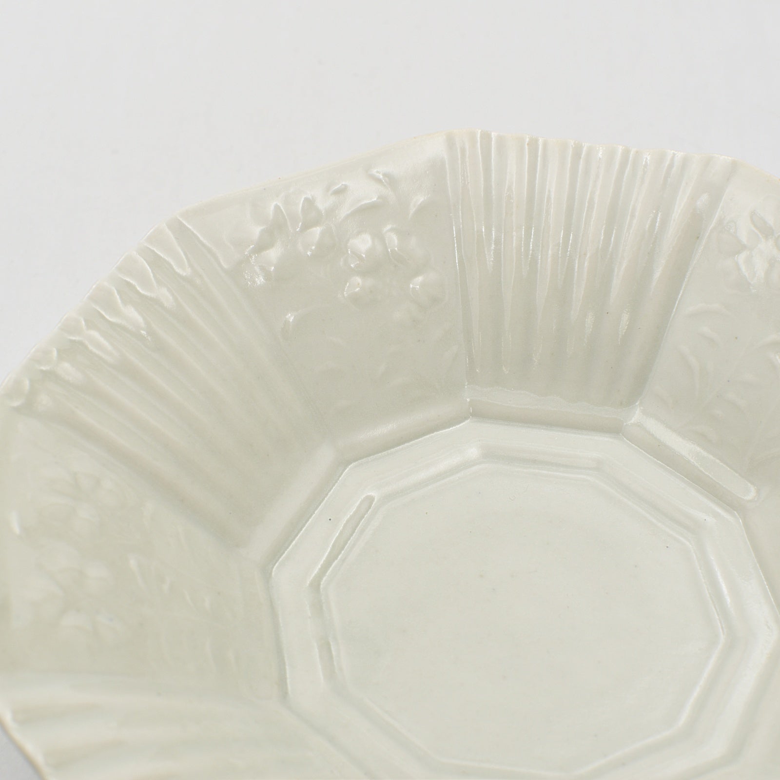 白磁陽刻十角鉢｜和食器通販｜織部 Online Store【公式】