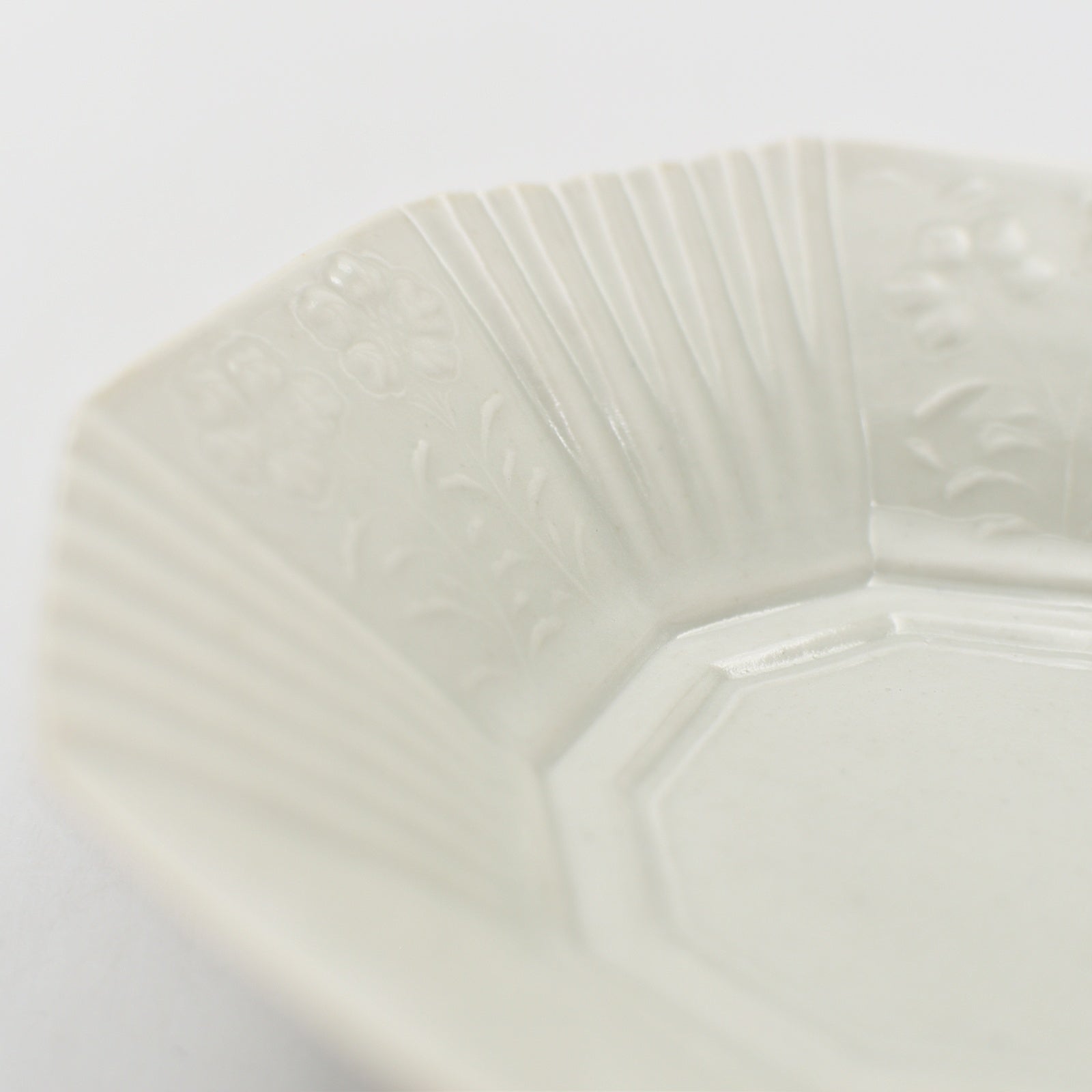 白磁陽刻十角鉢｜和食器通販｜織部 Online Store【公式】