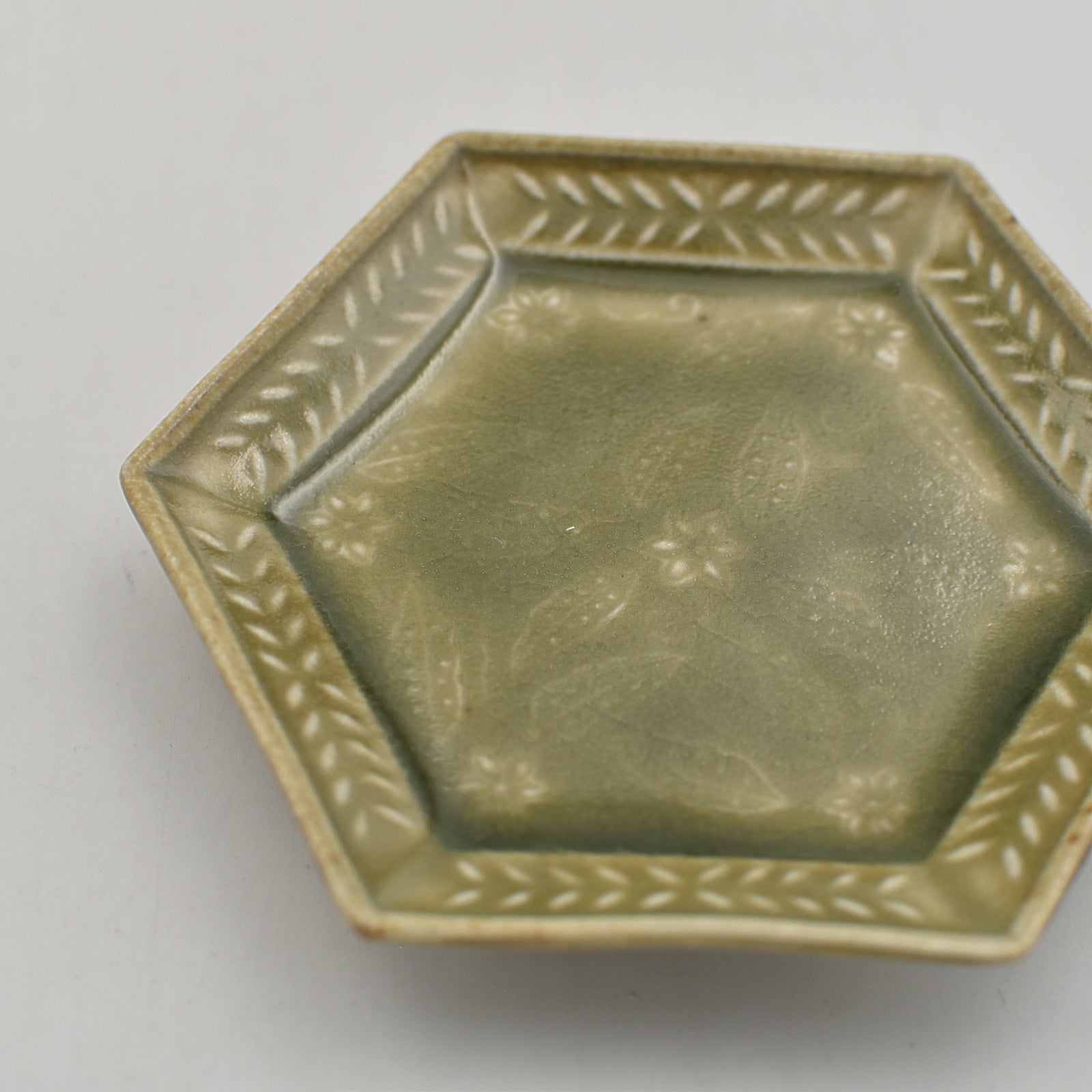 緑色の陶器製六角形皿 緑青磁六角小皿｜和食器通販｜織部 Online Store【公式】