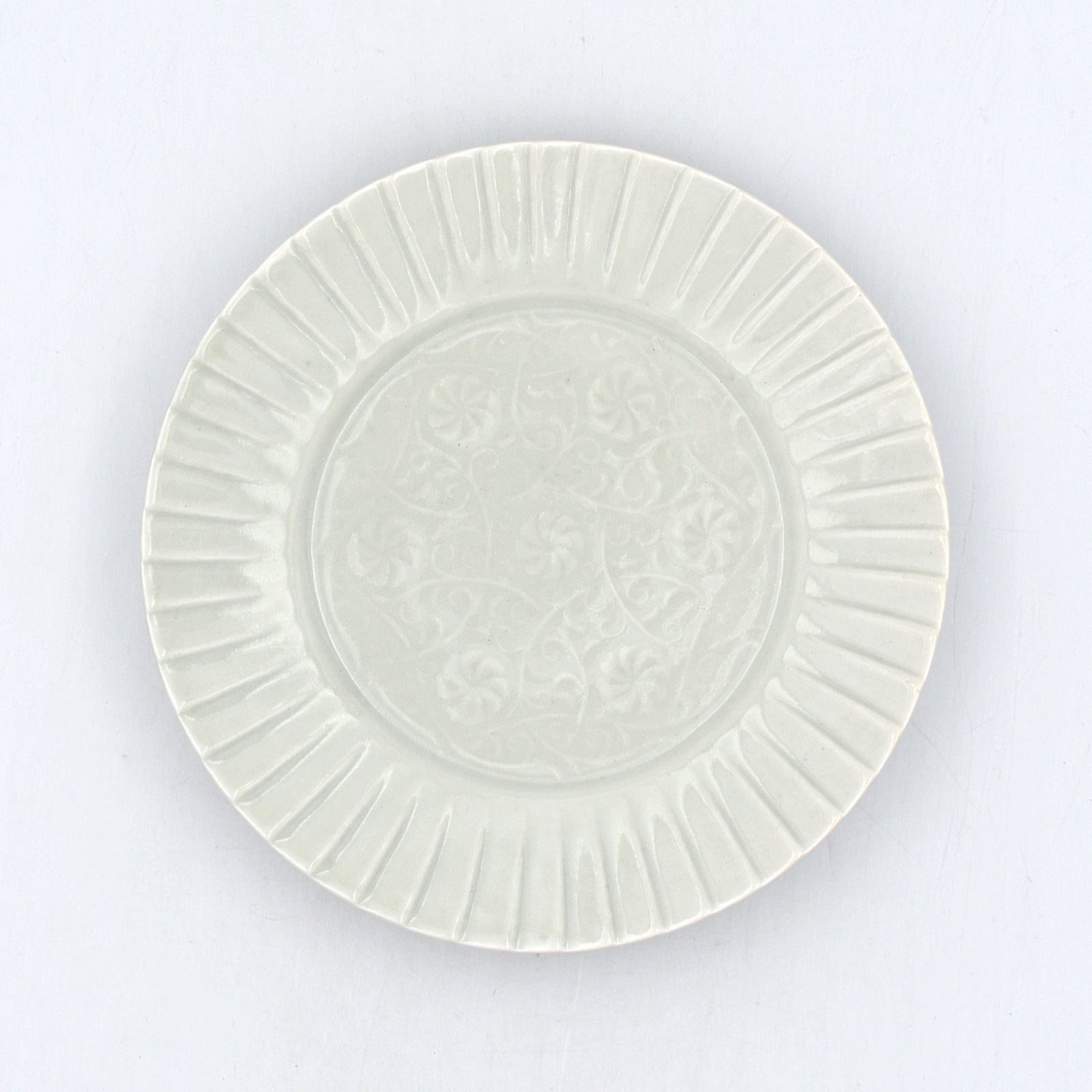 白磁陽刻輪花皿｜和食器通販｜織部 Online Store【公式】