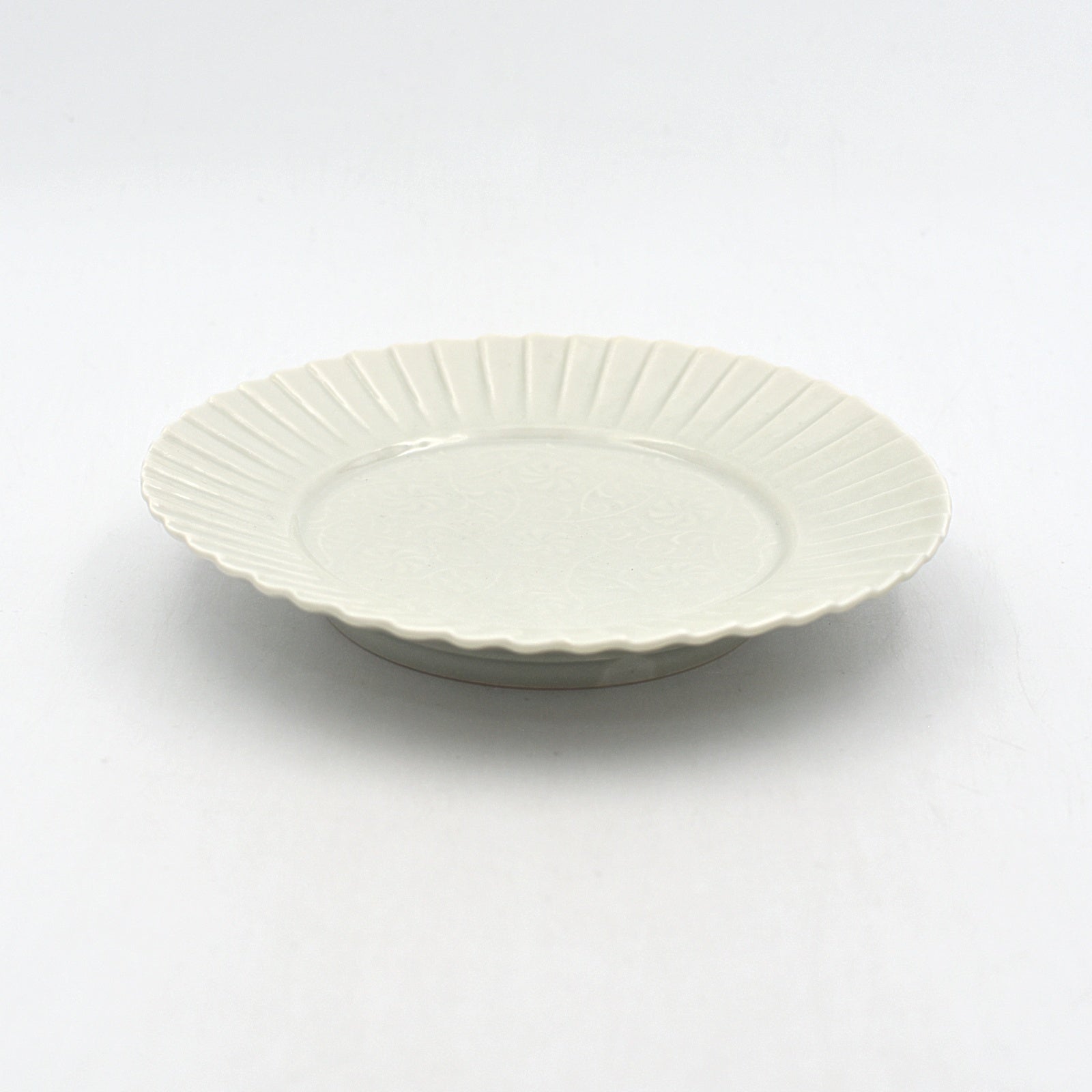 白磁陽刻輪花皿｜和食器通販｜織部 Online Store【公式】