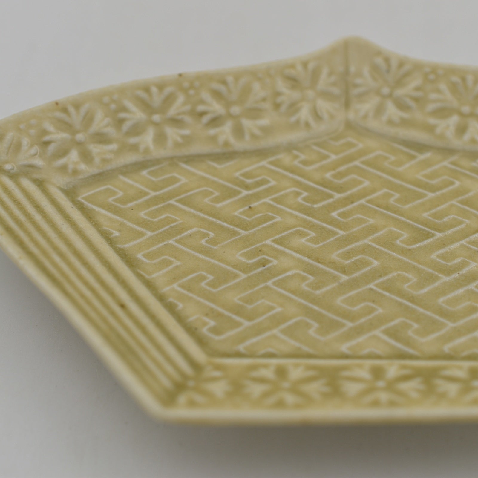 灰釉扇形小皿｜和食器通販｜織部 Online Store【公式】