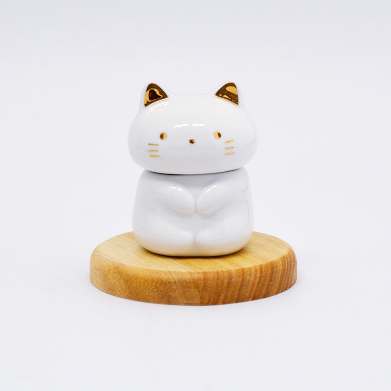 ちょこんと座った姿が愛らしい、温かみのある陶器製のミニ骨壷
