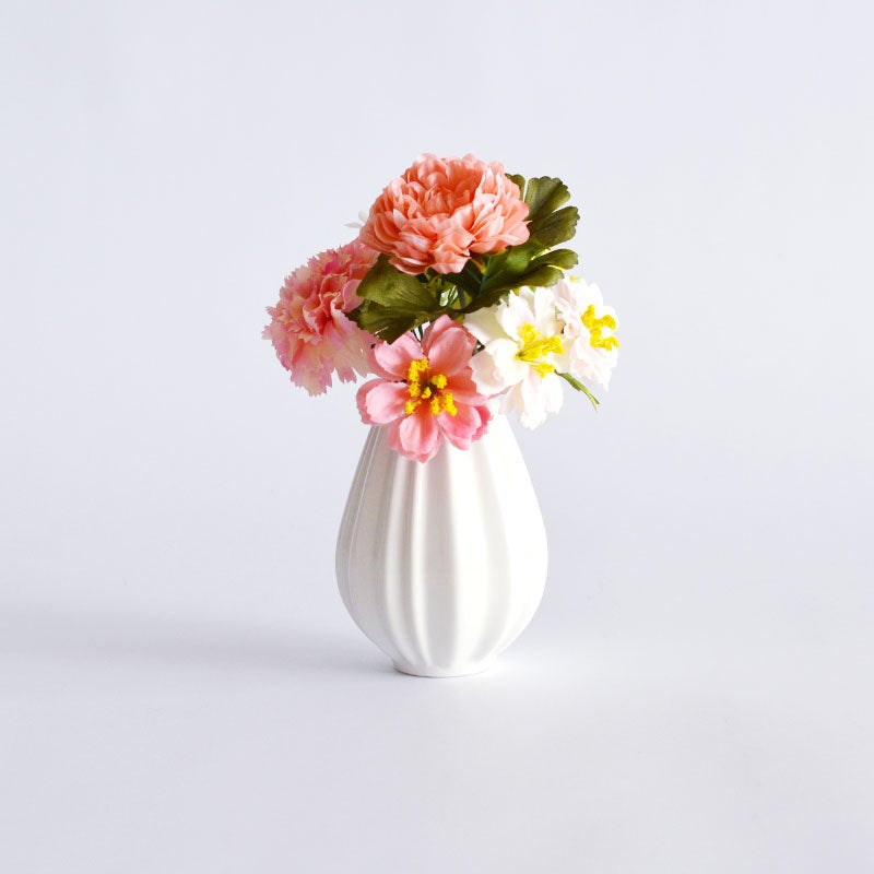 陶器製の花立て（造花付き）