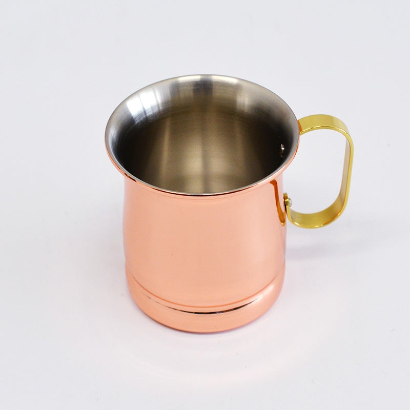 飲み物を注いだ瞬間からカップ全体がキンキンに冷え、口元へダイレクトに清涼感を届けてくれる純銅製のマグカップ