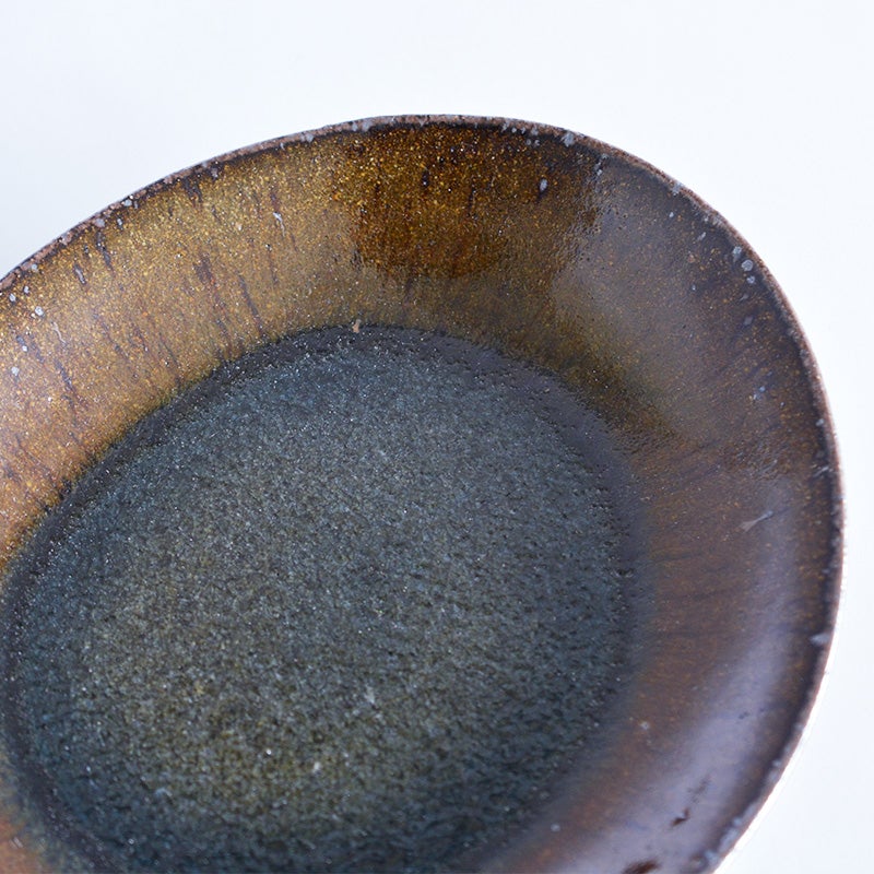 釉薬の溜まりや鉄粉の出方など、焼き上がりがすべて異なる「自分だけの1枚」を楽しめます