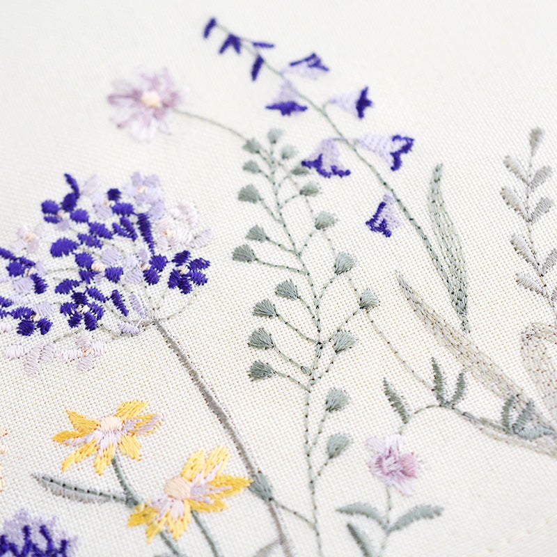 パープル、ブルー、イエロー、グリーンなど、彩り豊かな刺繍糸が使われています
