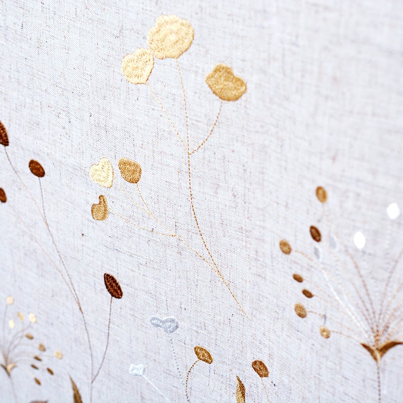 裾部分に立体感のある上品なリーフや草花の刺繍が施されています