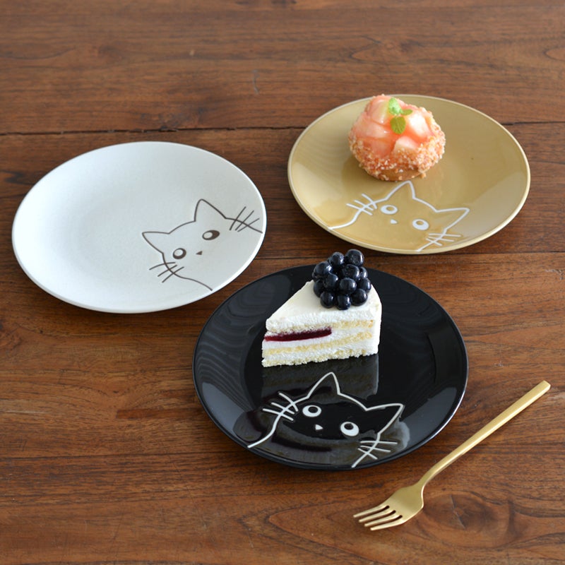 ケーキをのせたイメージです（フォークは付属していません）
