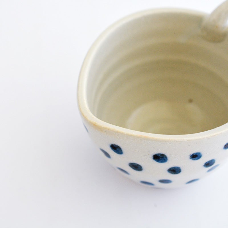器の端に鋭い注ぎ口（片口）があり、ごはんに納豆をこぼさずきれいに盛り付けられます