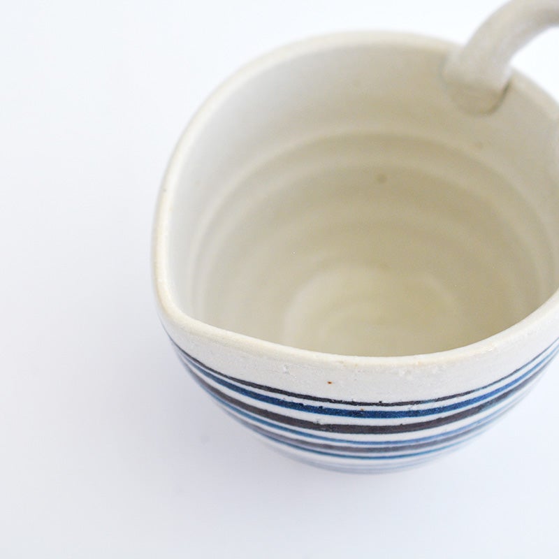 器の端にシャープな注ぎ口があり、ご飯の上に納豆をきれいに盛り付けられます