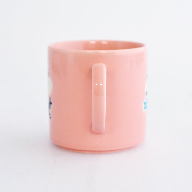 なめらかで美しい質感を持つ磁器のマグカップです
