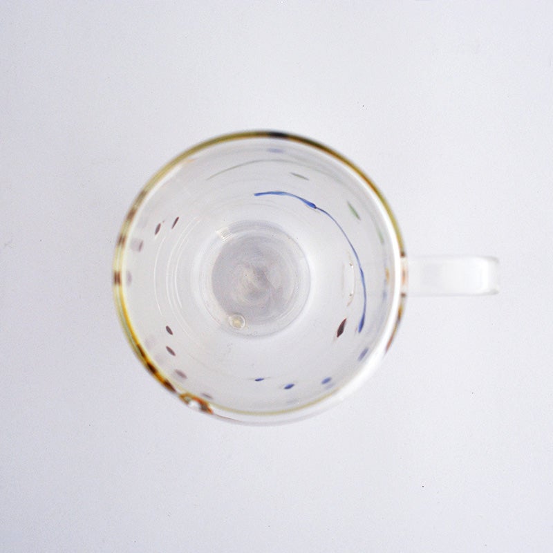 空気の層が熱の移動を遮断し、飲み物の温度をキープします