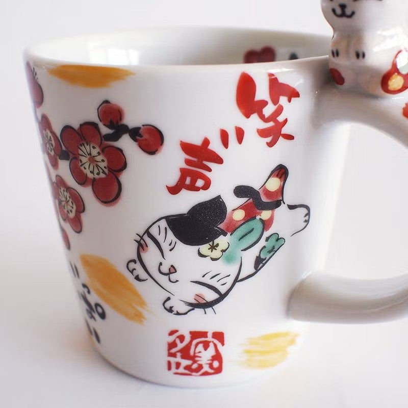 ちょこんと乗ったネコがかわいいマグです