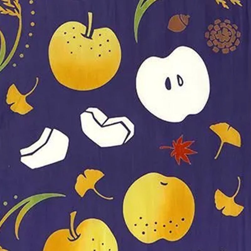 景にはイチョウや紅葉、稲穂、どんぐりといった秋の象徴的なモチーフがちりばめられています