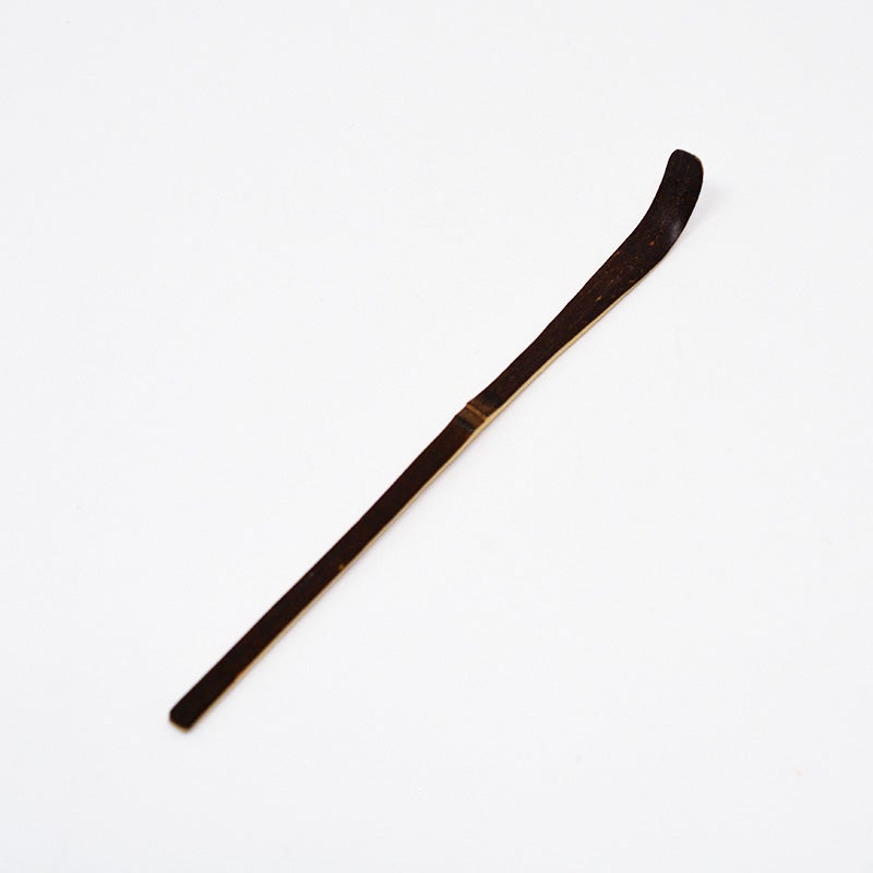 茶杓も茶筅に合わせた黒竹で作られており、すくいやすさと共に道具としての統一感を高めています