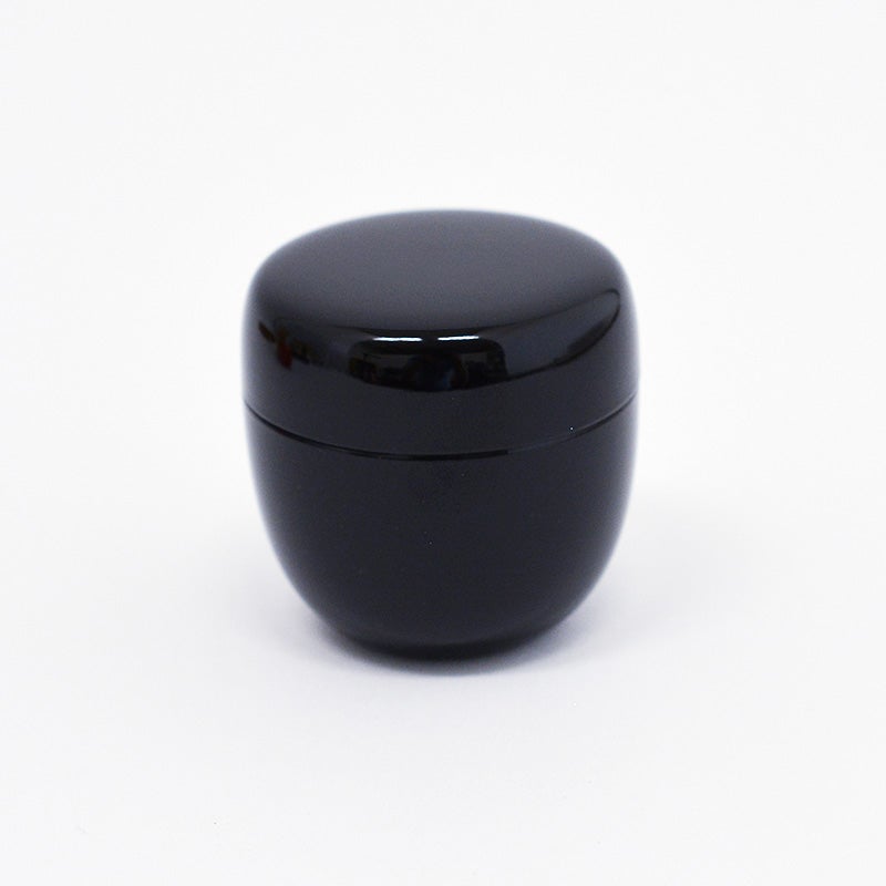 光沢のあるシックな黒塗りで、お茶席を引き締めるクラシカルなデザインです