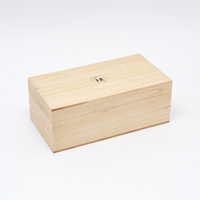 道具一式を美しくまとめて保管・保護できる専用の木箱が付属しています