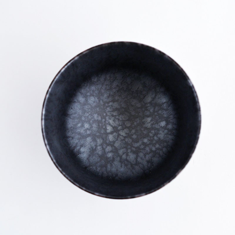 両手で包み込みやすく、お茶の温もりが伝わる直径12.1cm