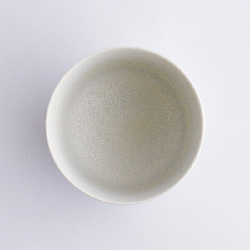 両手で包み込みやすく、お茶の温もりが伝わる