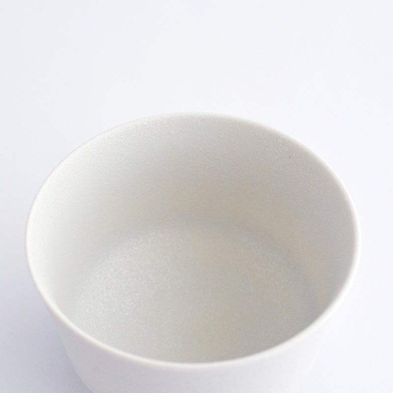 お抹茶の鮮やかな緑が最も美しく引き立つ白ベースの内側構造