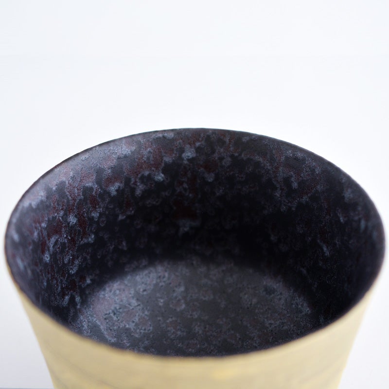 お抹茶の緑が最も美しく、鮮やかに引き立つ内側の空間構