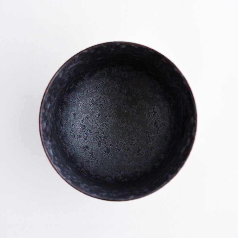 両手で包み込みやすく、お茶の温もりが伝わる直径12.1cm