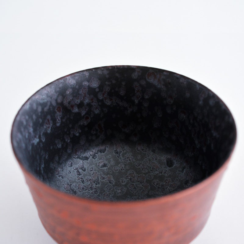 お抹茶の緑が最も美しく、鮮やかに引き立つ内側の空間構